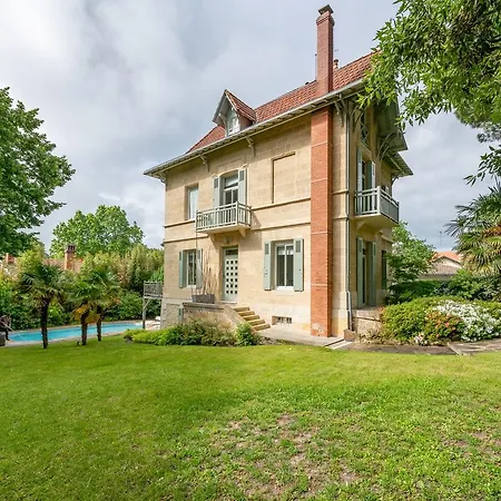 Belle Xixe Avec Piscine, Villa